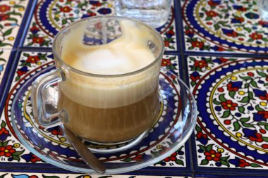 İsrail 'de bir restoranda sıcak ve koyu bir kahve var. 