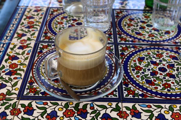 Café Caliente Fuerte Está Sobre Mesa Restaurante Israel — Foto de Stock