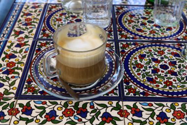 İsrail 'de bir restoranda sıcak ve koyu bir kahve var. 