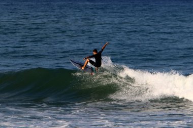 Sörf - Kuzey İsrail 'de Akdeniz' de özel spor tahtalarında dalgaların üzerinde sörf yapmak 