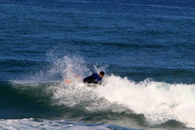 Sörf - Kuzey İsrail 'de Akdeniz' de özel spor tahtalarında dalgaların üzerinde sörf yapmak 