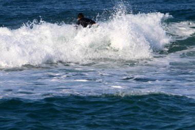 Sörf - Kuzey İsrail 'de Akdeniz' de özel spor tahtalarında dalgaların üzerinde sörf yapmak 