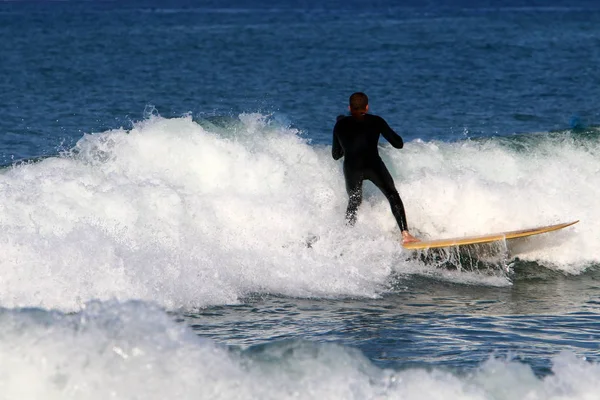 Szörfözés Lovaglás Hullámok Speciális Sport Táblák Földközi Tengeren Észak Izraelben — Stock Fotó