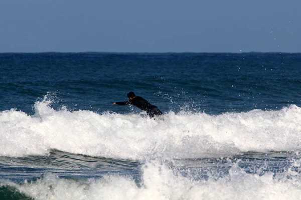 Surf Cavalgando Ondas Pranchas Esportivas Especiais Mar Mediterrâneo Norte Israel — Fotografia de Stock