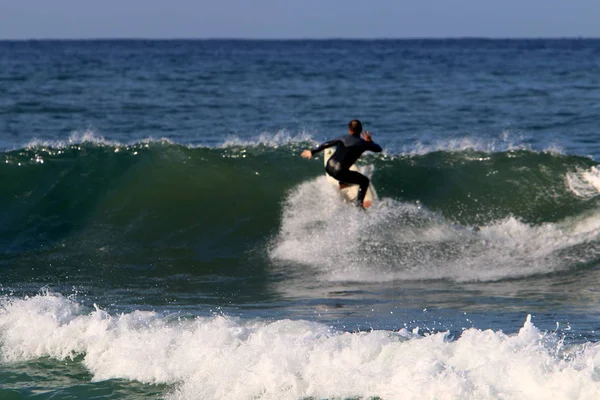 Серфинг Катание Волнах Специальных Спортивных Досках Средиземном Море Севере Израиля — стоковое фото