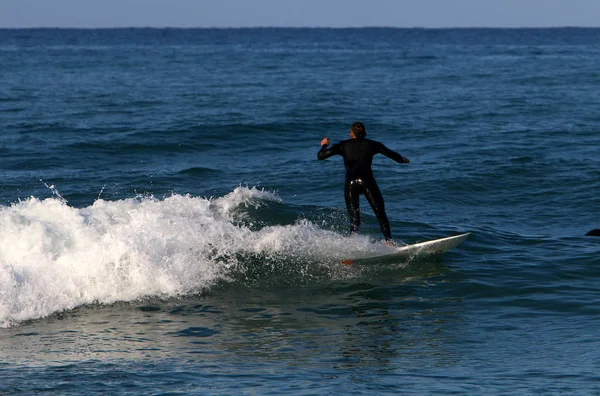 Surfování Jízda Vlnách Speciálních Sportovních Prknech Středozemním Moři Severním Izraeli — Stock fotografie