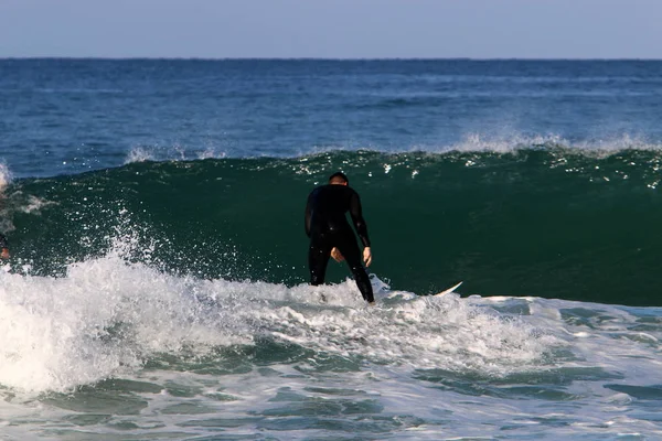 Surf Cavalgando Ondas Pranchas Esportivas Especiais Mar Mediterrâneo Norte Israel — Fotografia de Stock