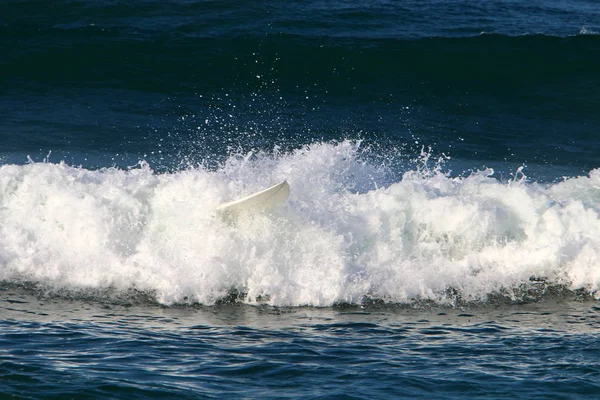 Surfen Surfen Golven Speciale Sportplanken Middellandse Zee Noord Israël — Stockfoto