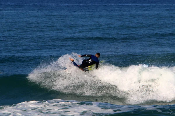 Surf Cavalgando Ondas Pranchas Esportivas Especiais Mar Mediterrâneo Norte Israel — Fotografia de Stock