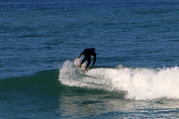 Surf Cavalgando Ondas Pranchas Esportivas Especiais Mar Mediterrâneo Norte Israel — Fotografia de Stock