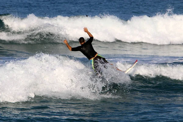 Surfing Jazda Falach Specjalnych Deskach Sportowych Morzu Śródziemnym Północnym Izraelu — Zdjęcie stockowe