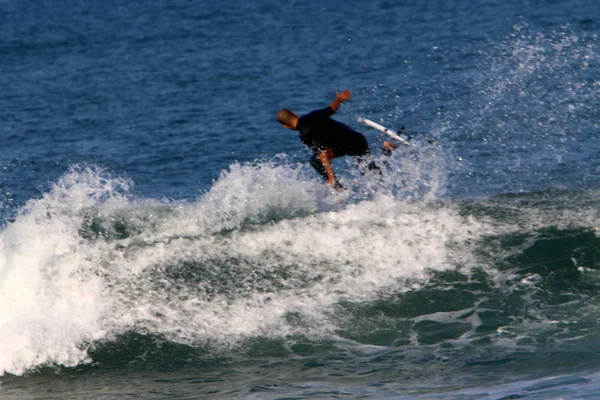 Surf Cavalgando Ondas Pranchas Esportivas Especiais Mar Mediterrâneo Norte Israel — Fotografia de Stock