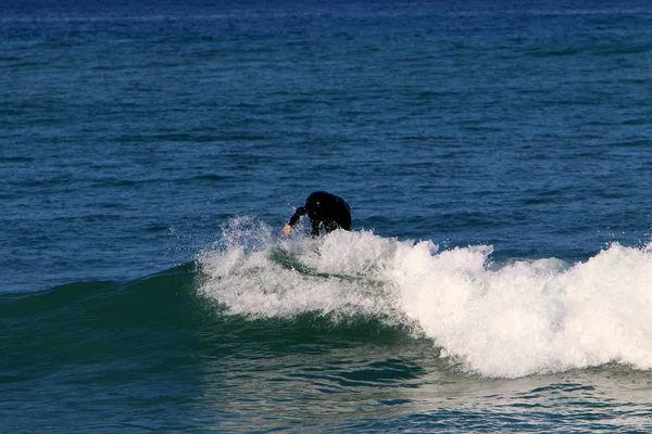 Surfing Jazda Falach Specjalnych Deskach Sportowych Morzu Śródziemnym Północnym Izraelu — Zdjęcie stockowe