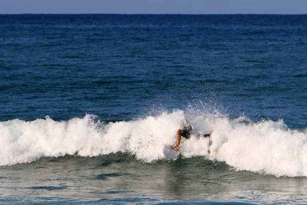 Surfing Jazda Falach Specjalnych Deskach Sportowych Morzu Śródziemnym Północnym Izraelu — Zdjęcie stockowe