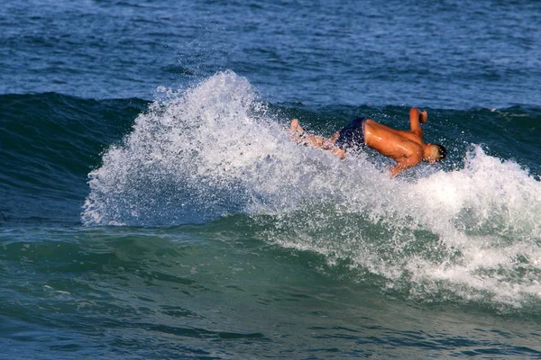 Surfing Ιππασία Κύματα Ειδικές Αθλητικές Σανίδες Στη Μεσόγειο Θάλασσα Στο — Φωτογραφία Αρχείου
