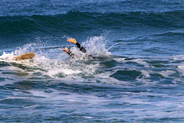 サーフィン 北イスラエルの地中海の特別なスポーツボード上の波に乗る — ストック写真