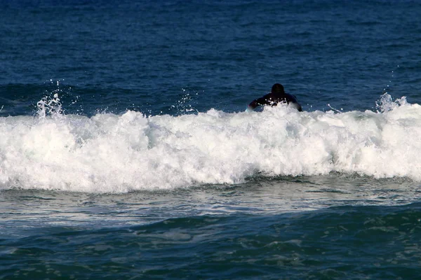 Surf Cavalcando Onde Speciali Tavole Sportive Nel Mar Mediterraneo Nel — Foto Stock