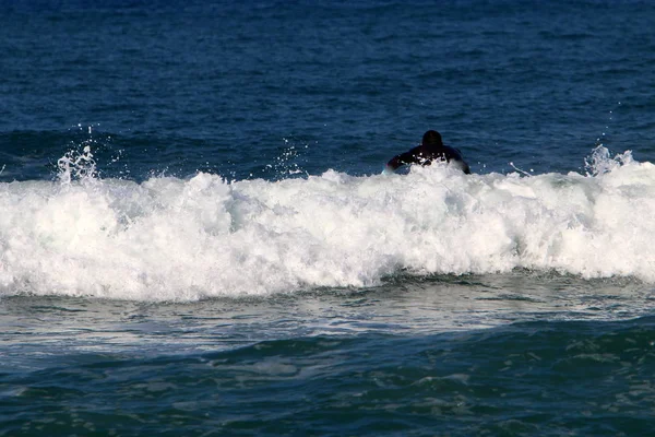 Surf Cavalgando Ondas Pranchas Esportivas Especiais Mar Mediterrâneo Norte Israel — Fotografia de Stock