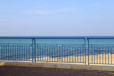 İsrail 'in kuzeyinde Akdeniz kıyısındaki bir şehir parkında çit. 