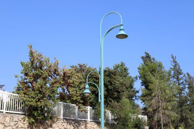 İsrail 'in kuzeyinde Akdeniz kıyısındaki bir şehir parkında çit. 