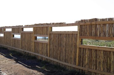 İsrail 'in kuzeyinde Akdeniz kıyısındaki bir şehir parkında çit. 