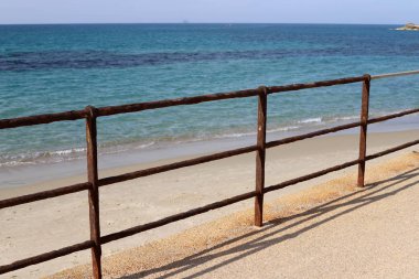 İsrail 'in kuzeyinde Akdeniz kıyısındaki bir şehir parkında çit. 