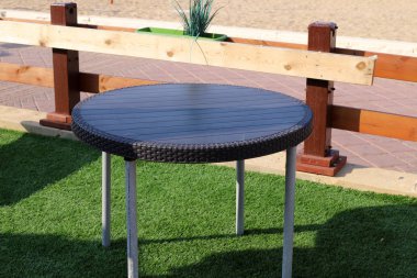 İsrail 'in kuzeyinde Akdeniz kıyısındaki bir şehir parkında çit. 