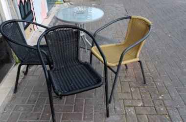 İsrail 'de Akdeniz kıyısındaki bir kafede bir sandalye ve masa duruyor. 