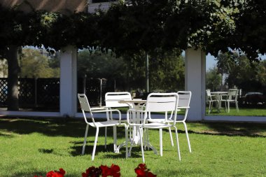 İsrail 'de Akdeniz kıyısındaki bir kafede bir sandalye ve masa duruyor. 