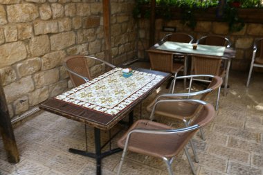 İsrail 'de Akdeniz kıyısındaki bir kafede bir sandalye ve masa duruyor. 