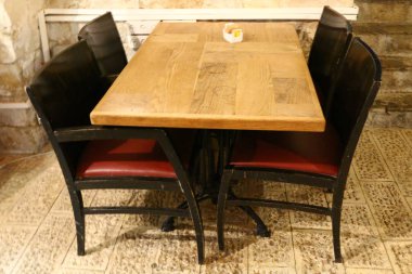 İsrail 'de Akdeniz kıyısındaki bir kafede bir sandalye ve masa duruyor. 