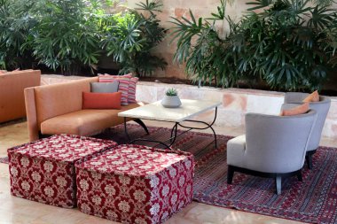 İsrail 'de Akdeniz kıyısındaki bir kafede bir sandalye ve masa duruyor. 