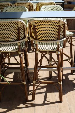 İsrail 'de Akdeniz kıyısındaki bir kafede bir sandalye ve masa duruyor. 