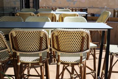 İsrail 'de Akdeniz kıyısındaki bir kafede bir sandalye ve masa duruyor. 