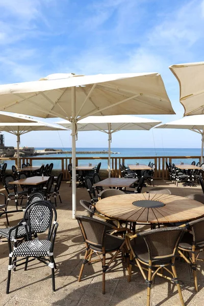 Srail Akdeniz Kıyısındaki Bir Kafede Bir Sandalye Masa Duruyor — Stok fotoğraf