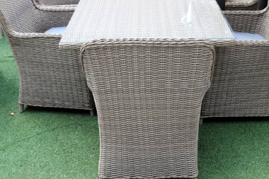 İsrail 'de Akdeniz kıyısındaki bir kafede bir sandalye ve masa duruyor. 