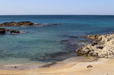 İsrail 'in kuzeyindeki Akdeniz' in ıssız ve terk edilmiş kıyıları. 