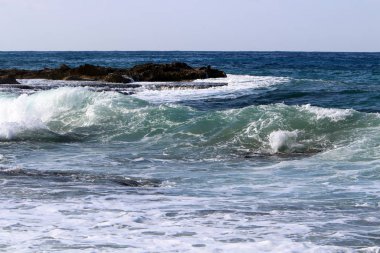 İsrail 'in kuzeyindeki Akdeniz' in ıssız ve terk edilmiş kıyıları. 