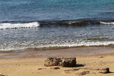 İsrail 'in kuzeyindeki Akdeniz' in ıssız ve terk edilmiş kıyıları. 
