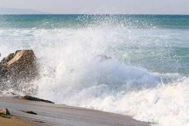 İsrail 'in kuzeyindeki Akdeniz' in ıssız ve terk edilmiş kıyıları. 