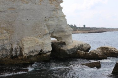 İsrail 'in kuzeyindeki Akdeniz' in ıssız ve terk edilmiş kıyıları. 