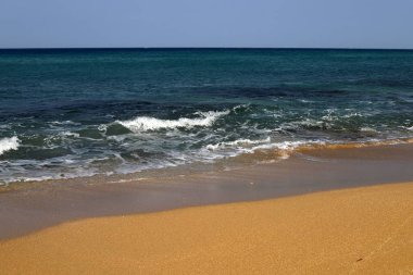 İsrail 'in kuzeyindeki Akdeniz' in ıssız ve terk edilmiş kıyıları. 