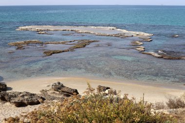 İsrail 'in kuzeyindeki Akdeniz' in ıssız ve terk edilmiş kıyıları. 