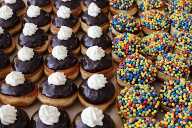 Ekmek ve fırın ürünleri İsrail 'de büyük bir mağazada satılıyor. 