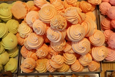 Ekmek ve fırın ürünleri İsrail 'de büyük bir mağazada satılıyor. 