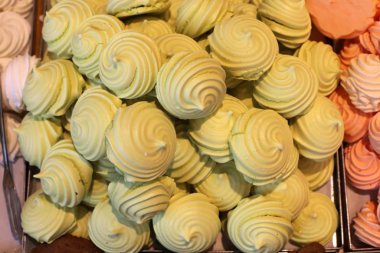 Ekmek ve fırın ürünleri İsrail 'de büyük bir mağazada satılıyor. 