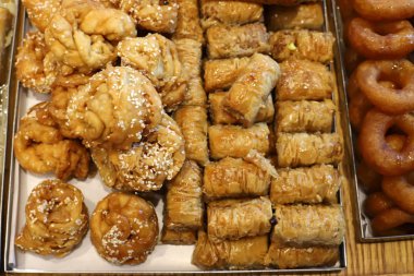 Ekmek ve fırın ürünleri İsrail 'de büyük bir mağazada satılıyor. 