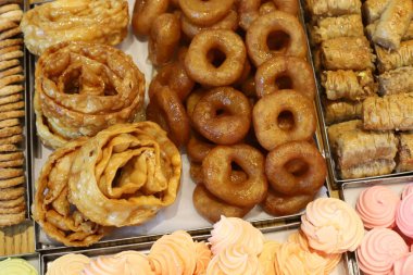 Ekmek ve fırın ürünleri İsrail 'de büyük bir mağazada satılıyor. 