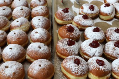 Ekmek ve fırın ürünleri İsrail 'de büyük bir mağazada satılıyor. 