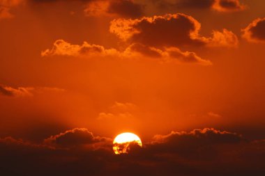 Kuzey İsrail'de Akdeniz'de ufukta güneş batıyor, gündüz bitiyor ve gece çöküyor 